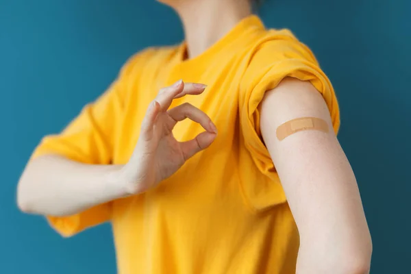 Mädchen Gelben Shirt Zeigt Eine Hand Der Ein Pflaster Klebt — Stockfoto