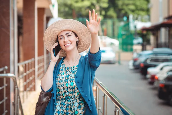 Una Mujer Feliz Ropa Verano Está Hablando Por Teléfono Saludando — Foto de Stock