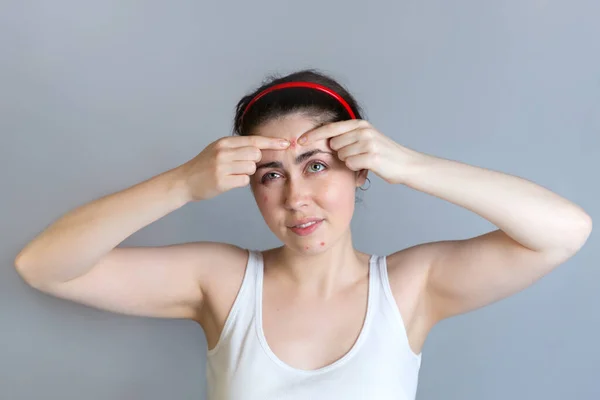 Jovem Morena Bonito Aperta Espinhas Sua Testa Conceito Cosmetologia Controle — Fotografia de Stock