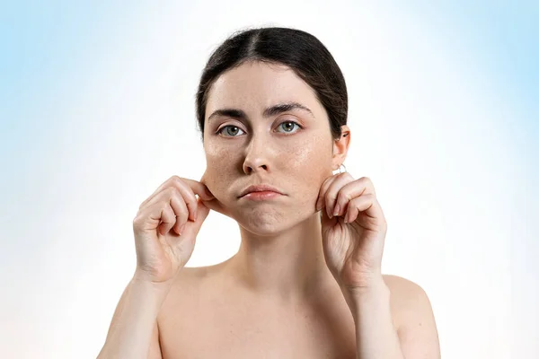 Retrato Una Mujer Caucásica Angustiada Tirando Piel Sus Mejillas Con — Foto de Stock