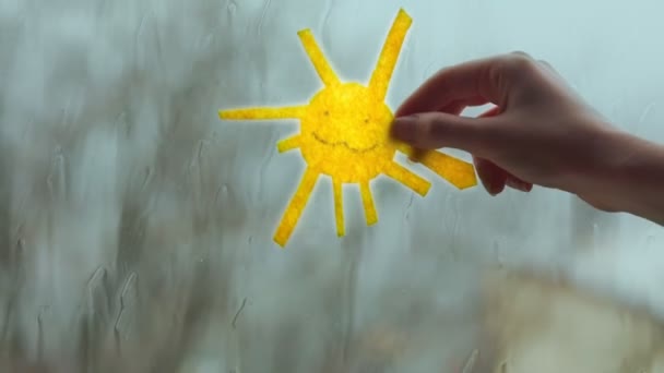 Mano Niño Sostiene Sol Cortado Fieltro Contra Ventana Fuera Ventana — Vídeo de stock