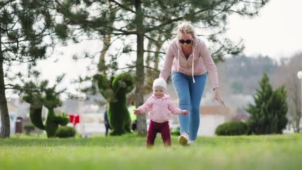 Una Madre Enseña Bebé Caminar Madre Hijo Caminan Parque Tiempo — Vídeos de Stock
