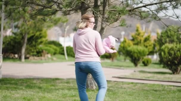 快乐的母亲和孩子玩耍 抱着她 公园里的娱乐活动 慢动作实时 — 图库视频影像