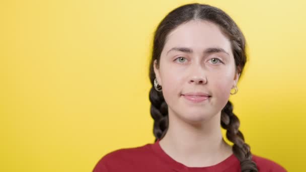 Retrato Una Joven Sonriente Que Huele Frasco Fragante Gelatina Sostiene — Vídeo de stock