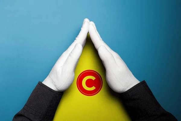 Mains Gants Blancs Montrant Triangle Jaune Avec Signe Copyright Concept — Photo