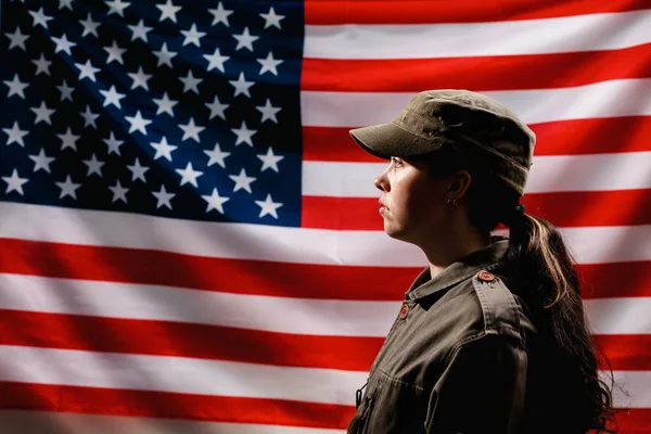 纪念日 独立日 在美国国旗的背景下 一个身着制服的女兵的画像 侧面看美国国庆节和爱国主义的概念 — 图库照片
