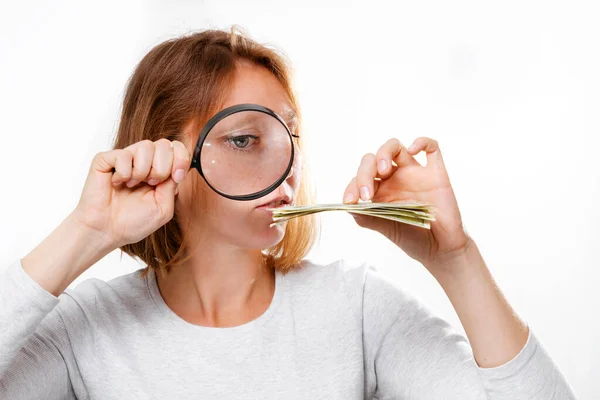 Porträt Einer Rücksichtsvollen Frau Die Durch Ein Vergrößerungsglas Auf Eine — Stockfoto