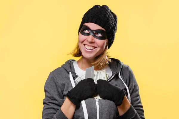 Una Hacker Donna Con Cappello Nero Occhiali Maschera Tiene Avidamente — Foto Stock