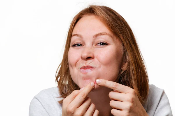 Retrato Uma Jovem Espremer Uma Espinha Queixo Fundo Branco Conceito — Fotografia de Stock