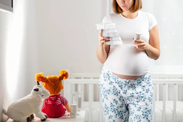 Eine Junge Schwangere Hält Tabletten Der Hand Und Liest Die — Stockfoto