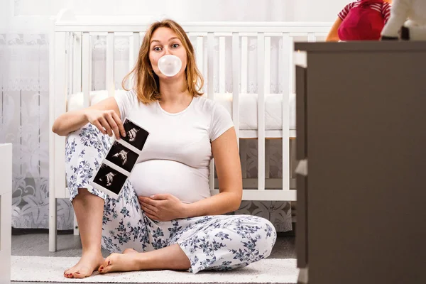 Eine Junge Schwangere Frau Umarmt Ihren Bauch Sitzt Auf Dem — Stockfoto