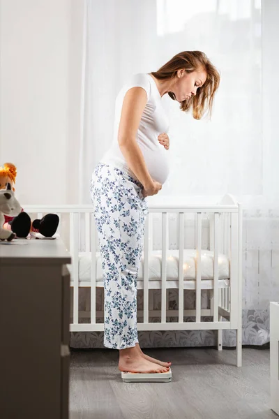 Eine Junge Schwangere Frau Umarmt Ihren Bauch Steht Auf Der — Stockfoto