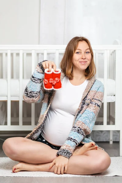 Eine Junge Schwangere Frau Sitzt Auf Dem Boden Und Hält — Stockfoto