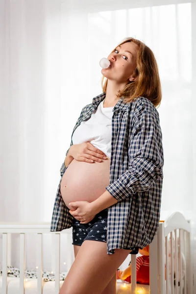 Eine Junge Schwangere Frau Zeigt Ihren Nackten Bauch Und Bläst — Stockfoto