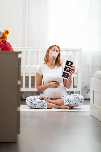 Eine Junge Schwangere Frau Sitzt Auf Dem Boden Bläst Eine — Stockfoto