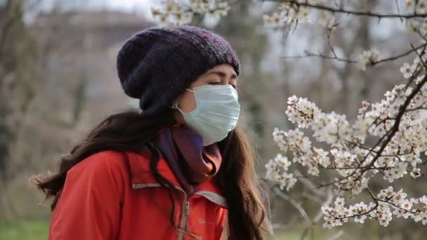 Eine Frau Medizinischer Maske Steht Auf Der Straße Der Nähe — Stockvideo