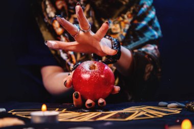 Astroloji. Bir cadı bir elma çağırır. Yakın plan. Kehanet, sihir ve ezoterizm kavramı..