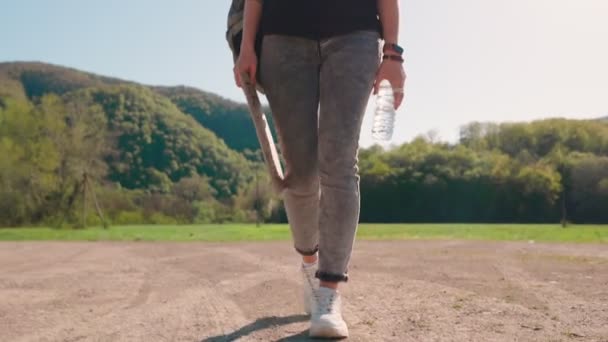 Sommerreise Eine Hübsche Junge Frau Mit Rucksack Wasserflasche Und Pappschild — Stockvideo