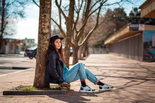 Retrato Una Hermosa Adolescente Hipster Sentada Relajada Monopatín Mirando Distancia — Foto de Stock