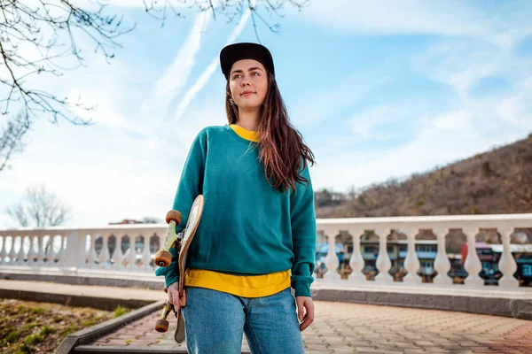 Retrato Una Joven Mujer Caucásica Sonriente Sosteniendo Monopatín Fondo Cielo — Foto de Stock