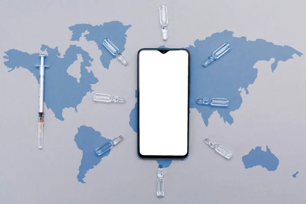Білий Екран Смартфона Вакцинами Шприцом Сірий Фон Картою Світу Пласка — стокове фото