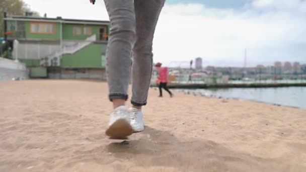 Picioarele Femeii Adidași Aproape Mergând Partea Din Față Camerei Dolly — Videoclip de stoc