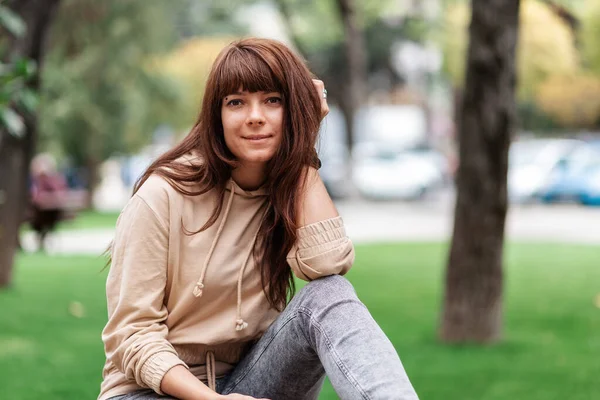 Porträt Einer Jungen Kaukasierin Die Einem Park Posiert — Stockfoto