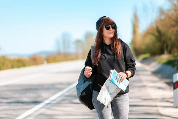 Concepto Autostop Viajes Locales Una Chica Feliz Hipster Con Gorra — Foto de Stock