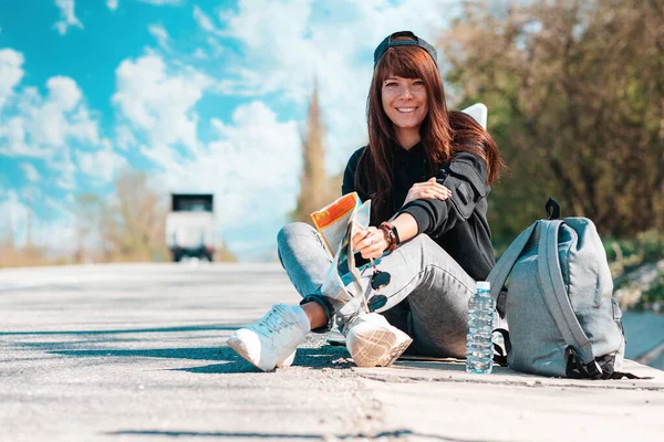 Hacer Autostop Una Mujer Feliz Con Gorra Sentada Largo Carretera — Foto de Stock