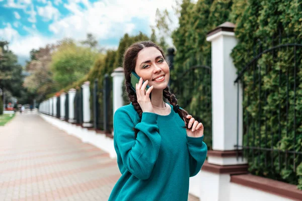 Retrato Una Linda Mujer Sonriente Con Coletas Hablando Por Teléfono — Foto de Stock