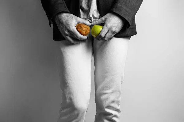 Mężczyzna Poziomie Genitaliów Trzymający Dojrzałe Zgniłe Jabłko Choroba Dla Mężczyzn — Zdjęcie stockowe