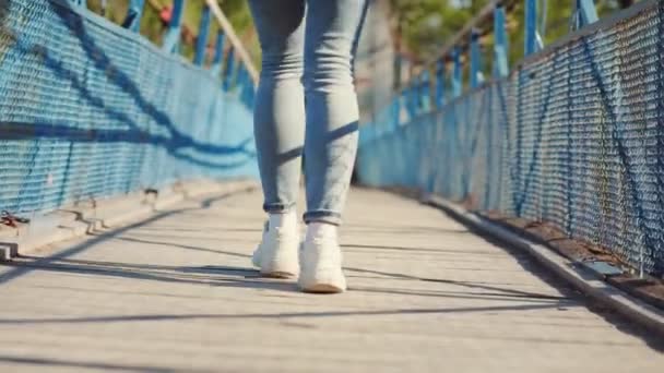 Vrouwelijke Benen Sneakers Zijn Ontspannen Lopen Langzaam Brug Achteraanzicht Close — Stockvideo