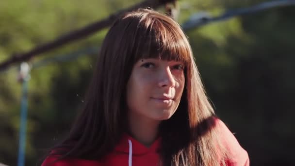 Potret Seorang Wanita Cantik Muda Berpose Jembatan — Stok Video