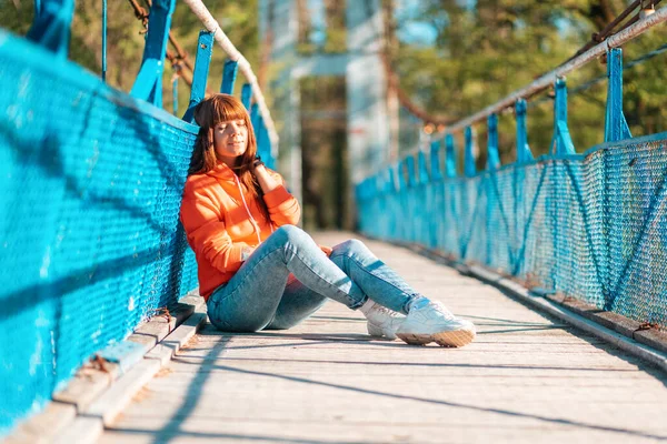 Verano Una Joven Sienta Medio Del Puente Con Los Ojos — Foto de Stock