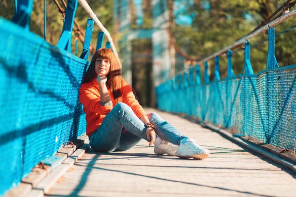 Verano Una Joven Sonriente Sienta Medio Del Puente Posa Exterior — Foto de Stock