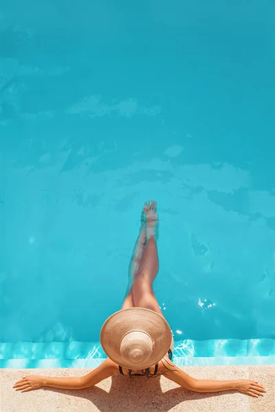 Una Mujer Con Sombrero Paja Está Tomando Sol Junto Piscina — Foto de Stock