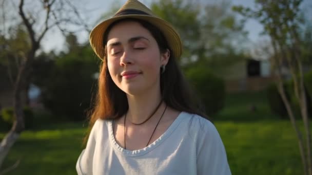 Porträt Einer Jungen Glücklichen Kaukasischen Frau Mit Strohhut Die Die — Stockvideo