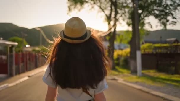 Onafhankelijkheidsdag Een Vrouw Met Een Strohoed Loopt Langs Weg Zwaait — Stockvideo