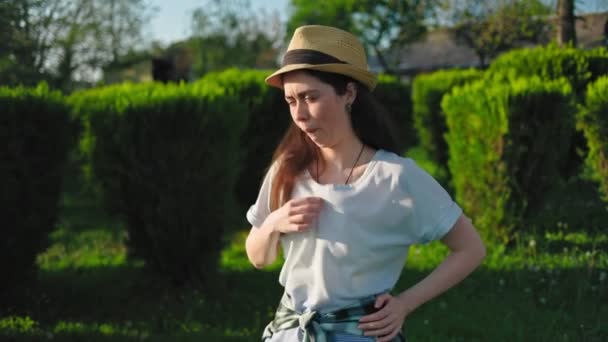 Heet Seizoen Een Jonge Vrouw Staat Een Park Zichzelf Aan — Stockvideo