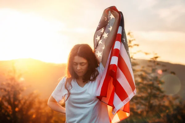 Függetlenség Napja Emléknap Büszke Fiatal Hölgy Felemelte Amerikai Zászlót Naplemente — Stock Fotó