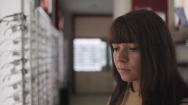 Молодая Женщина Смотрит Окно Очках Магазине Оптики Крупный План Лица — стоковое видео