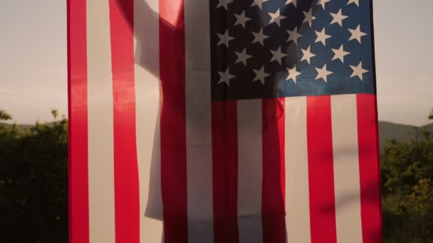 Függetlenség Napja Egy Sziluettje Felhúzott Zászlóval Kezében Eltakarta Hátát Visszanézni — Stock videók