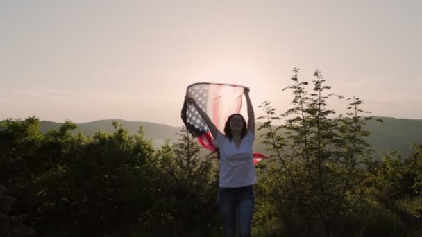 Ung Leende Kvinna Kommer Fram Viftar Med Amerikansk Flagga Och — Stockvideo