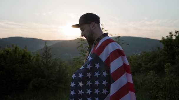 Patriotism Skäggig Kaukasisk Man Står Med Amerikansk Flagga Draperad Över — Stockvideo