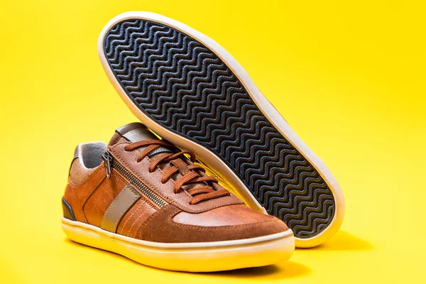 Neue Herren Turnschuhe Aus Braunem Leder Sind Schön Auf Gelbem — Stockfoto