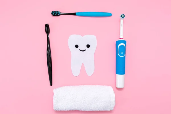 Frame Toothbrushes Towels Surrounding Smiling Tooth Carved Out Felt Pink — Stock Photo, Image