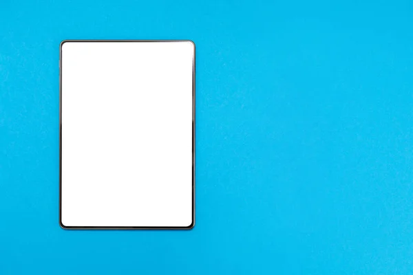 Tableta Digital Blanca Sobre Fondo Azul Acostado Prepárate Copiar Espacio — Foto de Stock