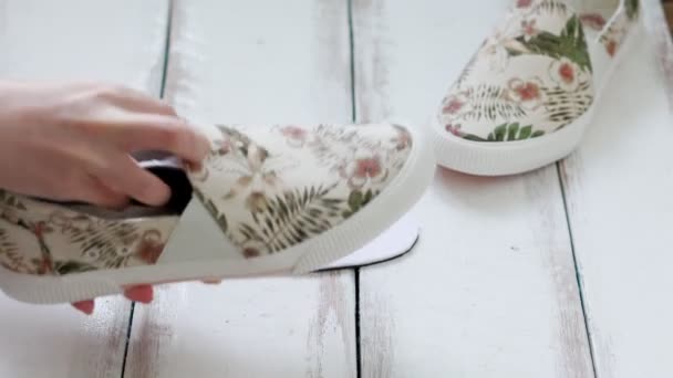 Tangan Wanita Memasukkan Sepatu Katun Ortopedi Dalam Slip Ons Sisi — Stok Video