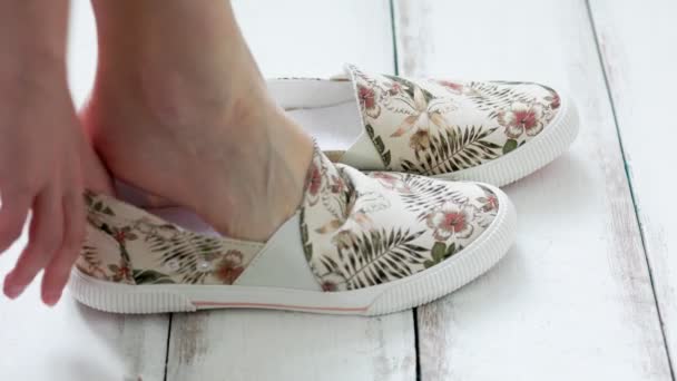 Een Vrouw Een Paar Nieuwe Slippers Winkel Benen Dicht Winkelconcept — Stockvideo