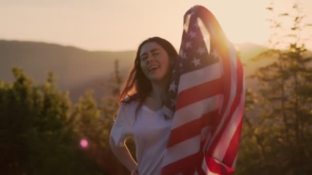 Ung Lycklig Kvinna Lyfter Sin Hand Med Den Amerikanska Flaggan — Stockvideo